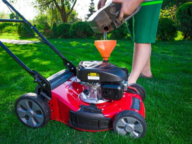 How to Remove Excess Oil from a Lawn Mower
